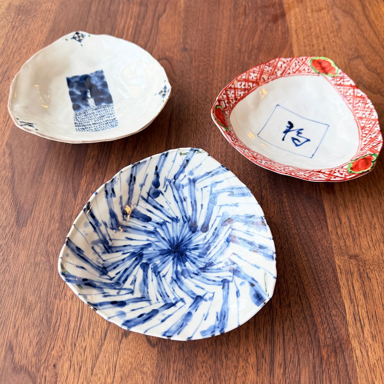 松尾貞一郎 ｜ 三角皿 約14㎝（No,1吹き墨渦紋 No,2赤福紋 No,3 染付塔