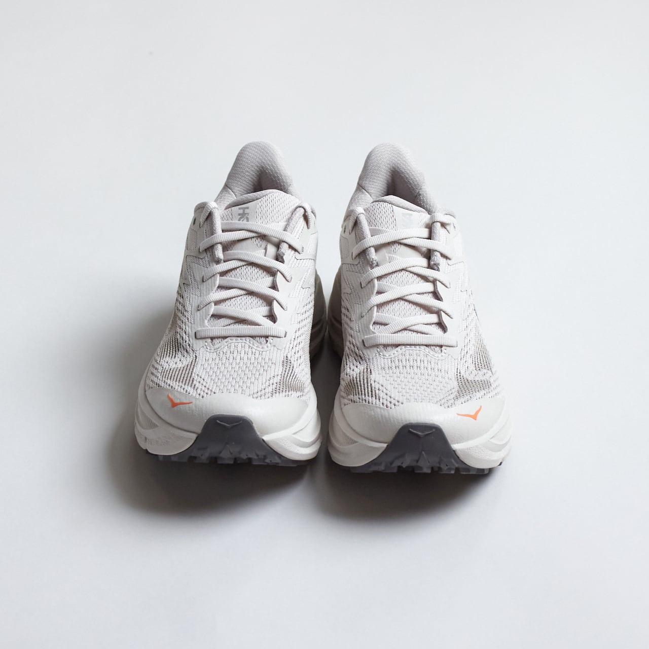 HOKA（ホカ）W CHALLENGER 8 -スタッコ / アスファルト グレー