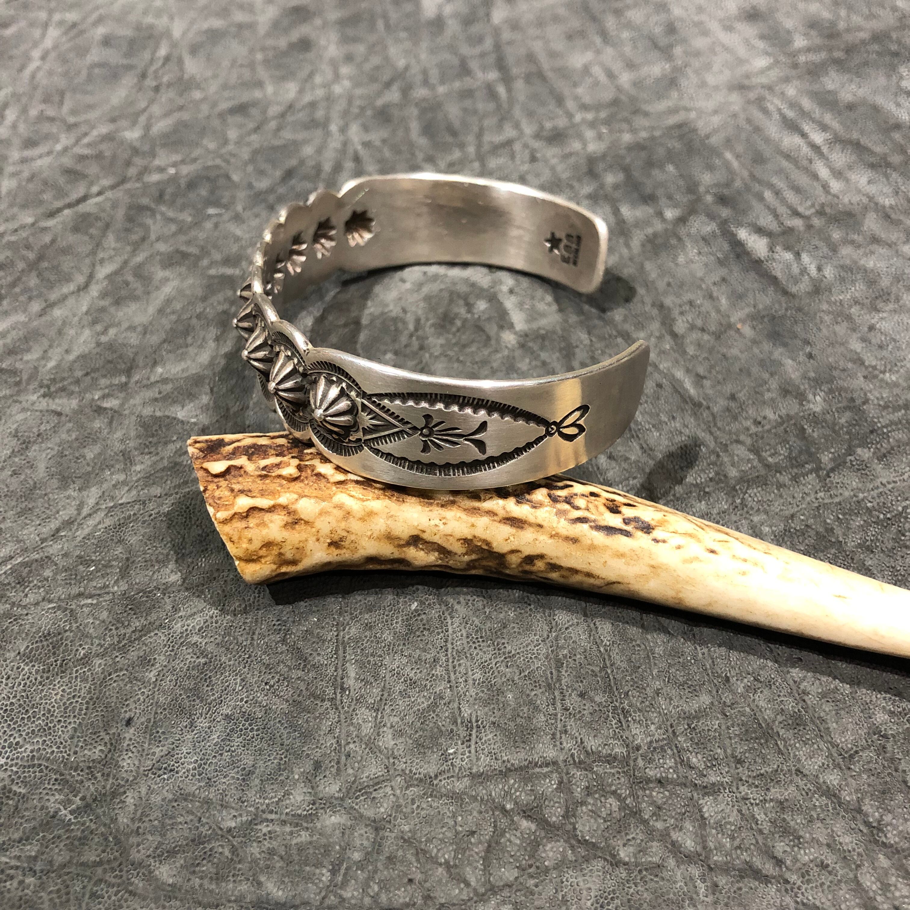 NAVAJO(ナバホ）族 Edison Sandy Smith作 スタンプワークバングル