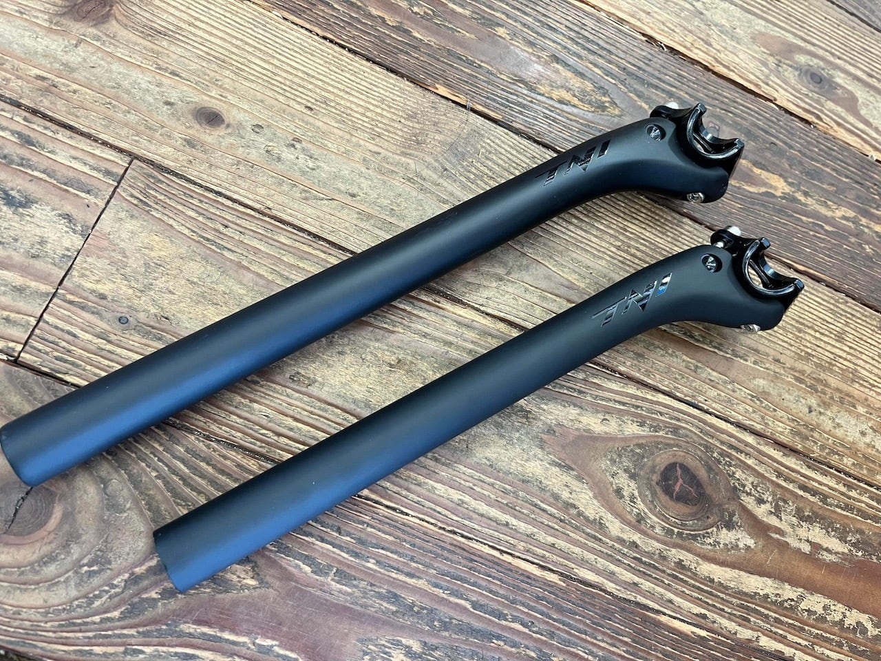 超軽量シートポスト【 TNI Blackカーボンピラー 】27.2mm（ 300mm