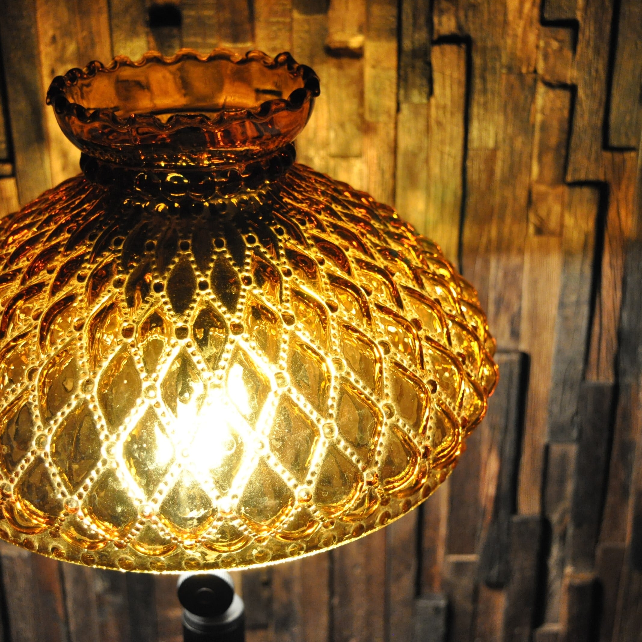 RE-STOCK】ダイヤモンド柄 アンバー ガラスシェード クイックライト