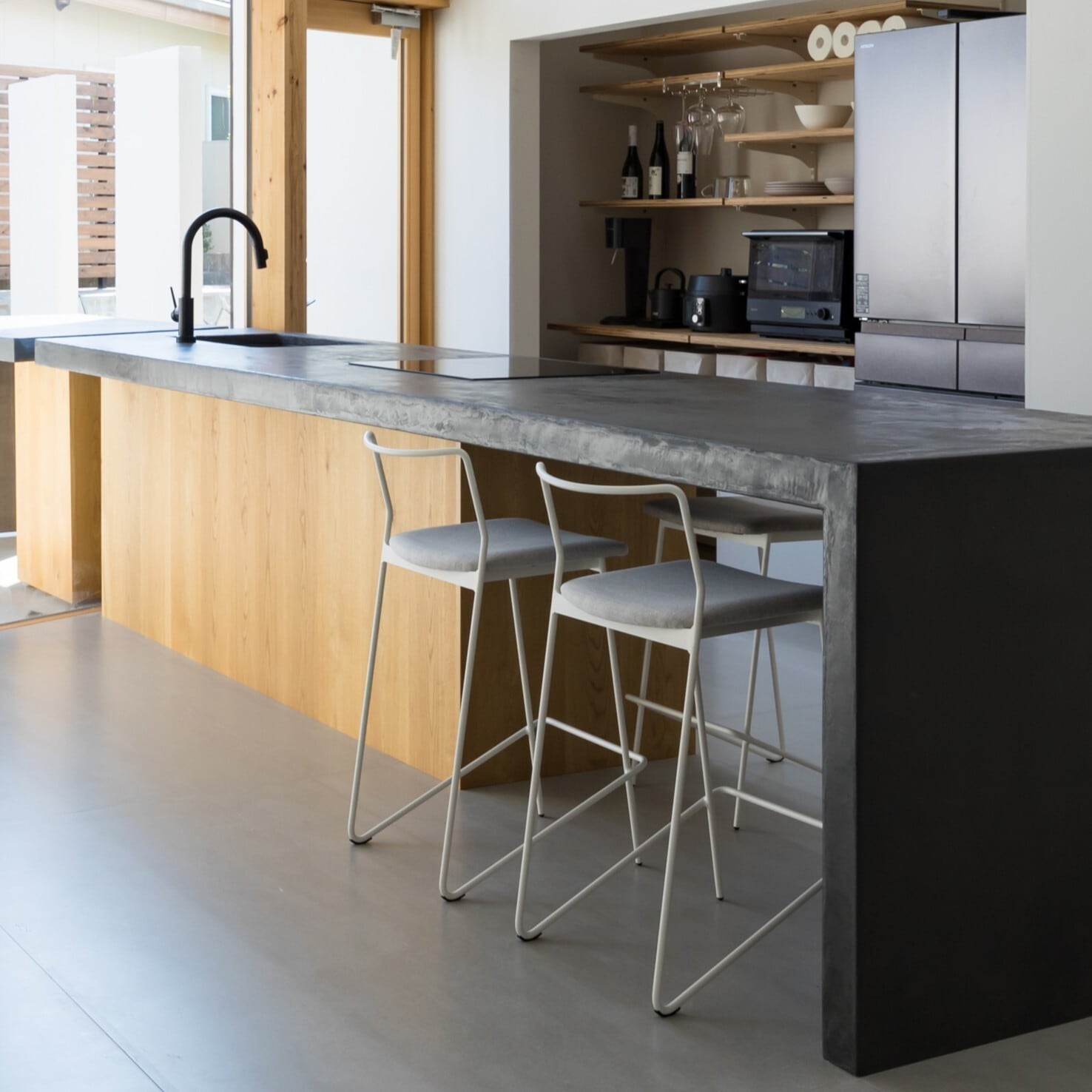 鉄が描く、ひとふで書きの美しさ。【feliceカウンターチェア570