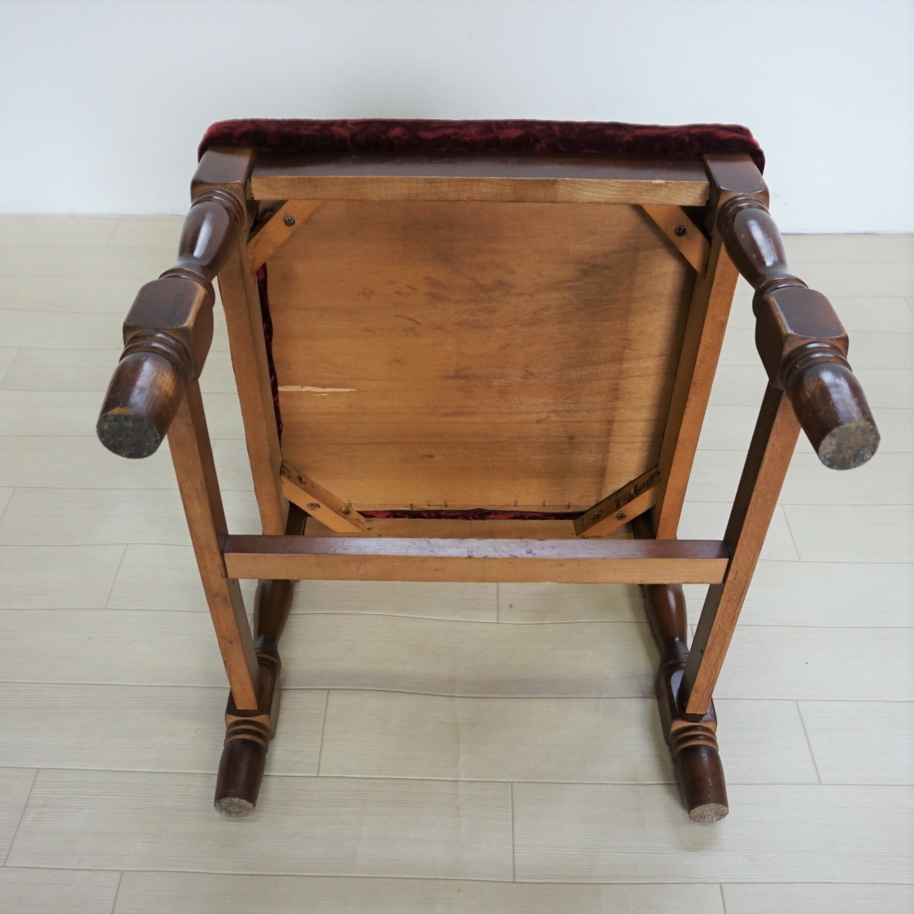 鋲打ちのワインレッドの椅子 | 純喫茶家具の村田商會