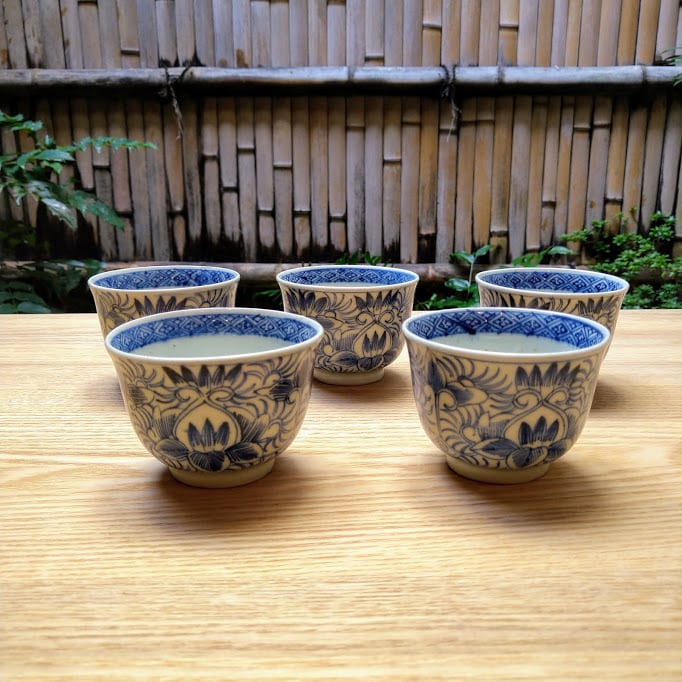 線描 湯呑 伊万里 染付 花紋 唐草文 生活骨董 日々の器 日本の古いもの