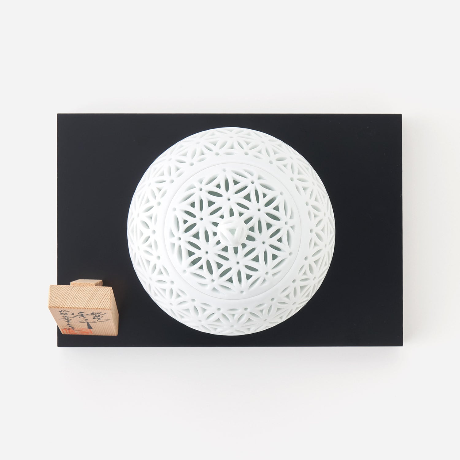 白磁 透かし彫 香炉 一壺造 三足・獅子摘み 共箱 H12.5×W13.5cm 白磁