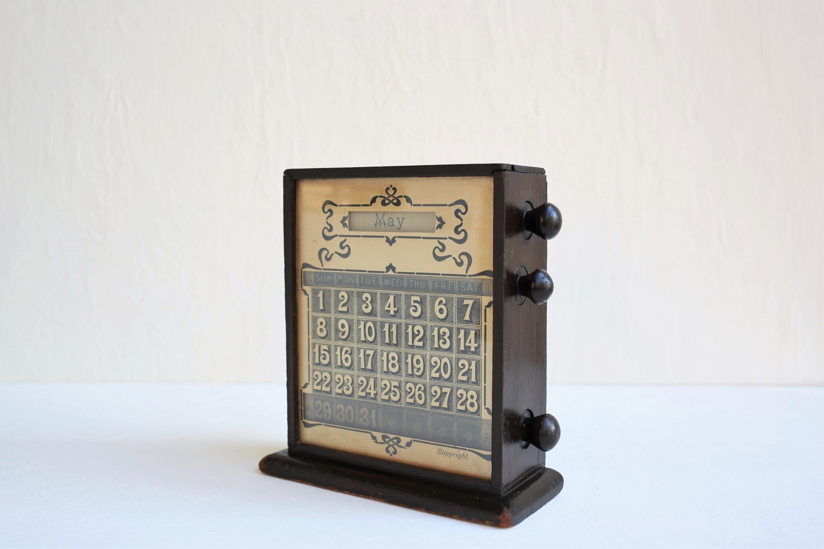 フランス アンティーク 卓上万年カレンダー 木×ガラス N-03688 | EMUPARIS