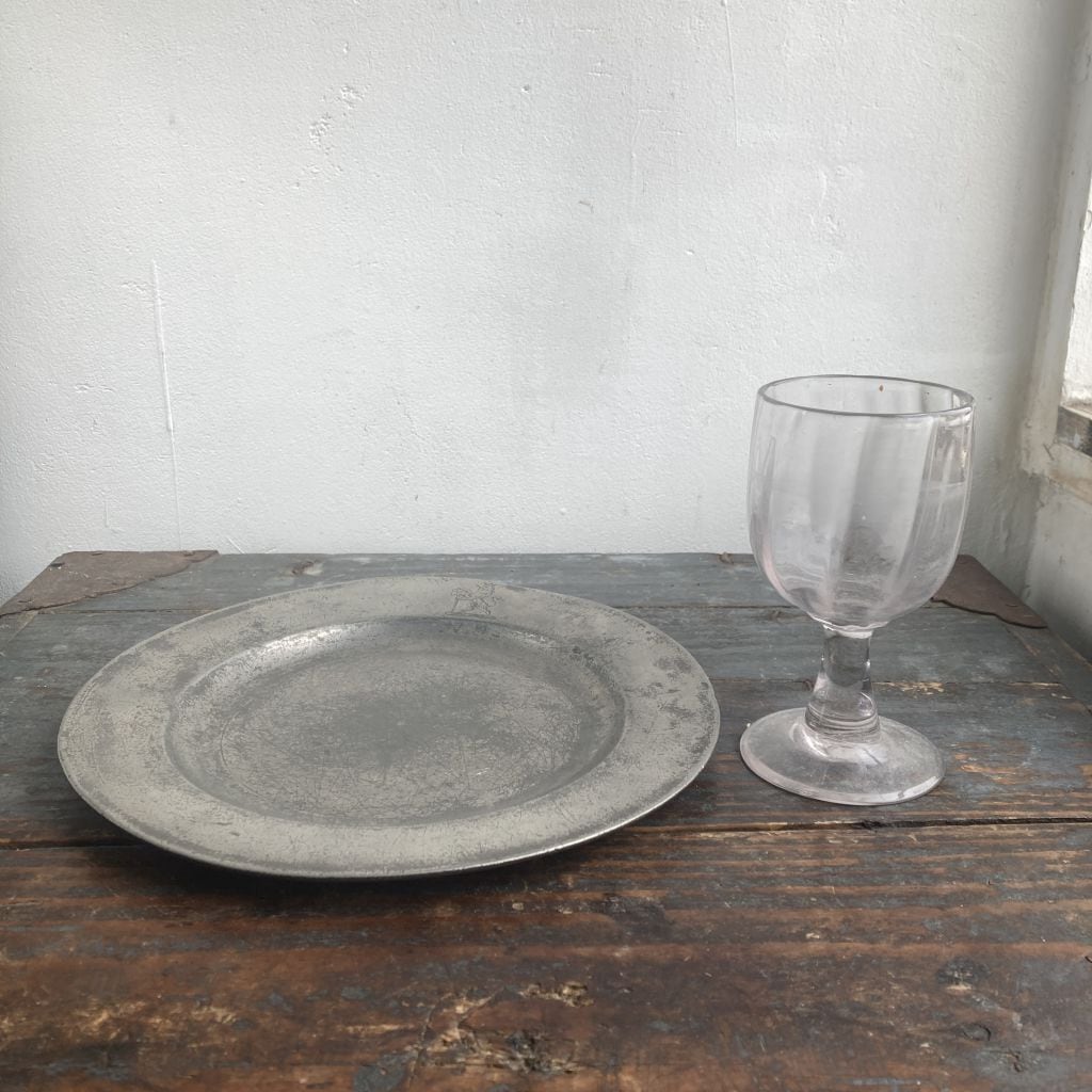 18世紀英国の巨匠、サミュエル・エリスによるピューター皿 | Myshica Antik