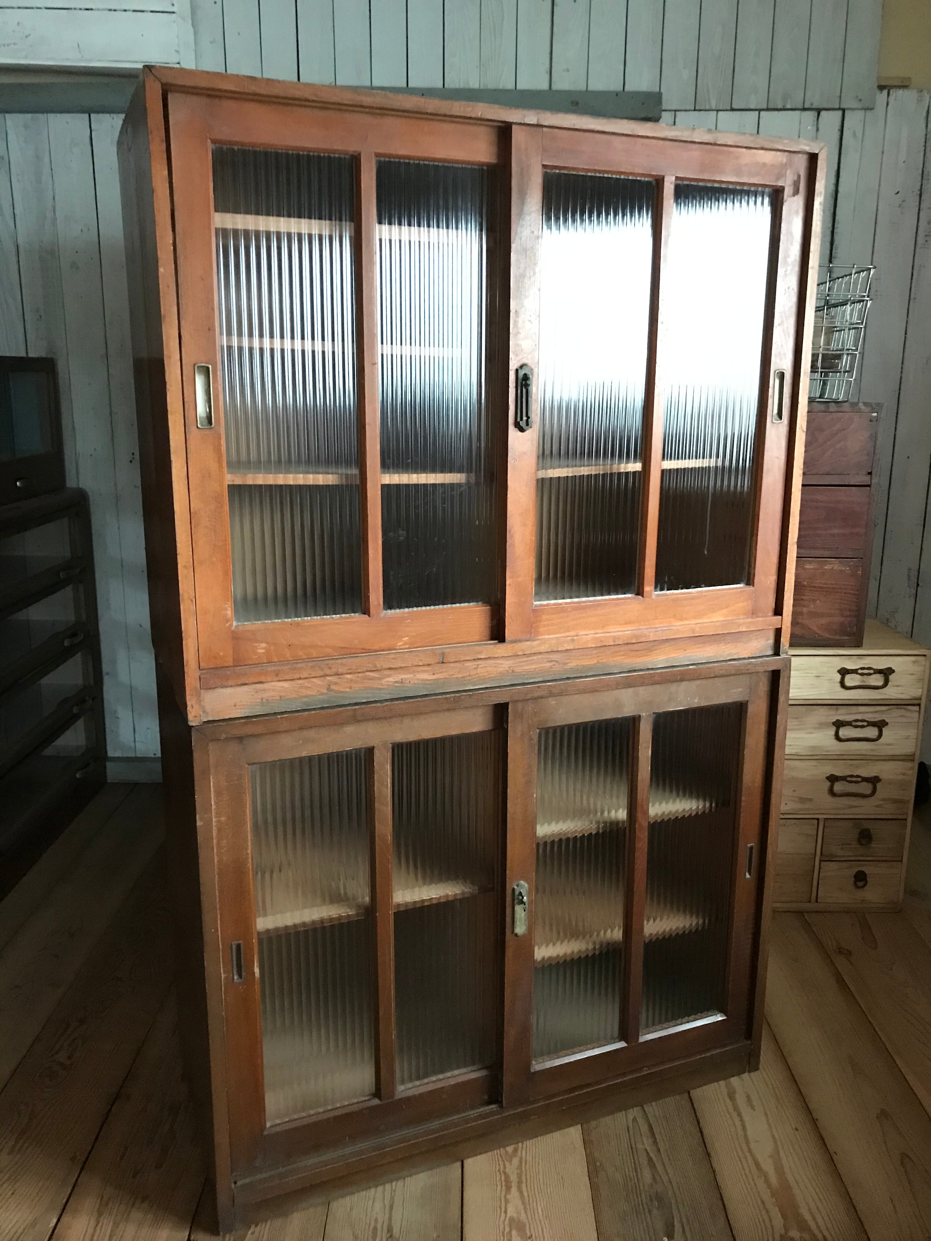 アンティーク 古いモールガラス戸の木製収納棚 | denbee 古道具
