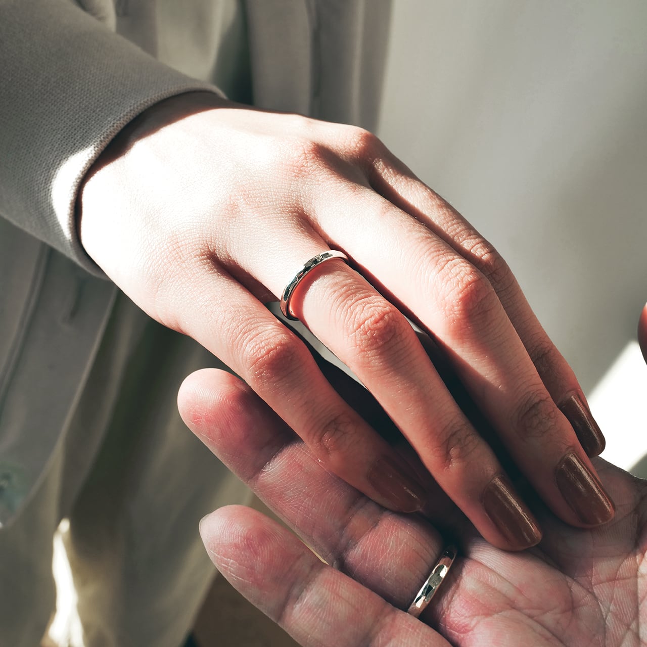 2本セット】ツインダイヤモンドの鎚目ペアリング｜シルバー925