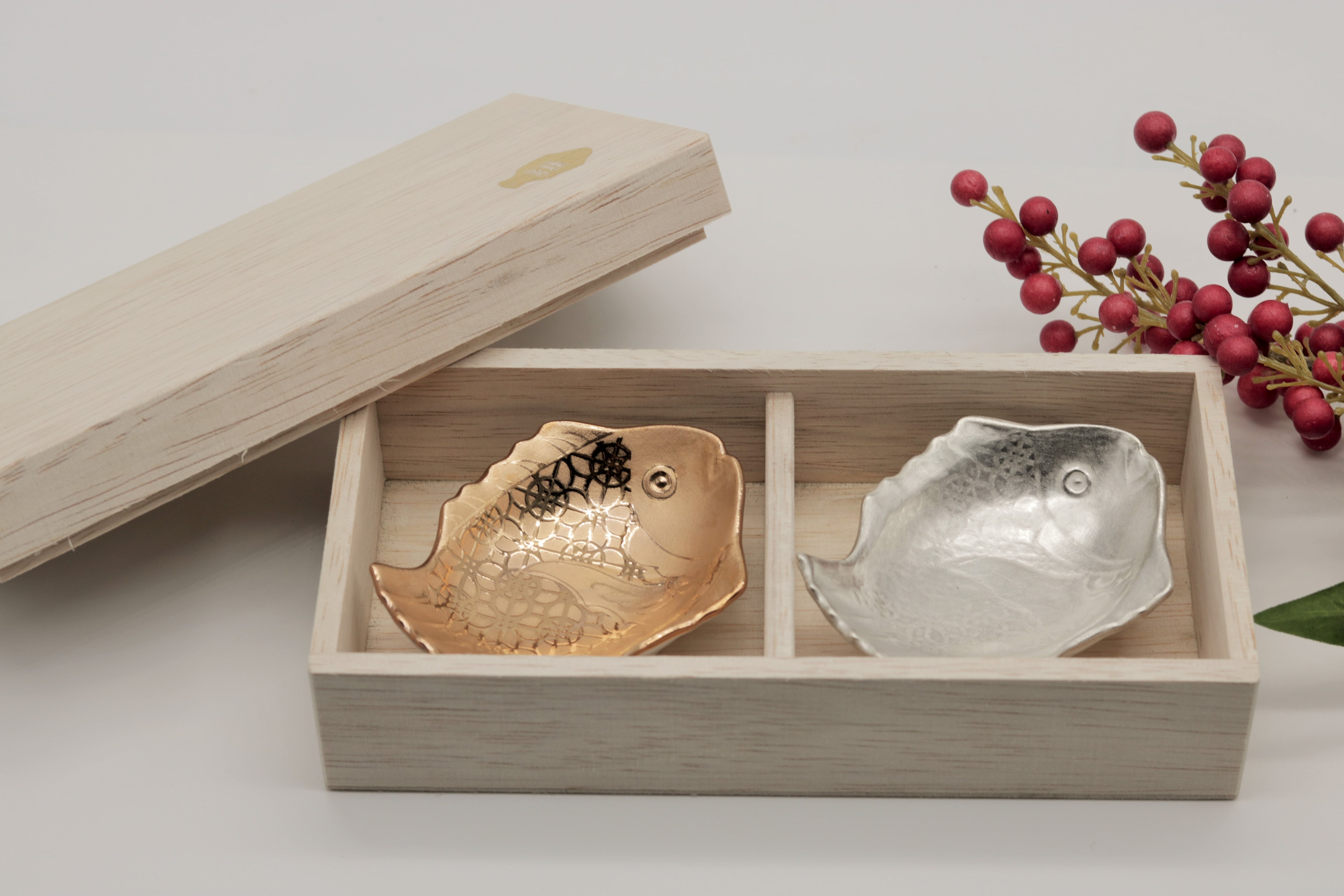 招福鯛プレミアム 金銀豆皿2枚セット(木箱入り) | 梶謙製磁社｜有田焼