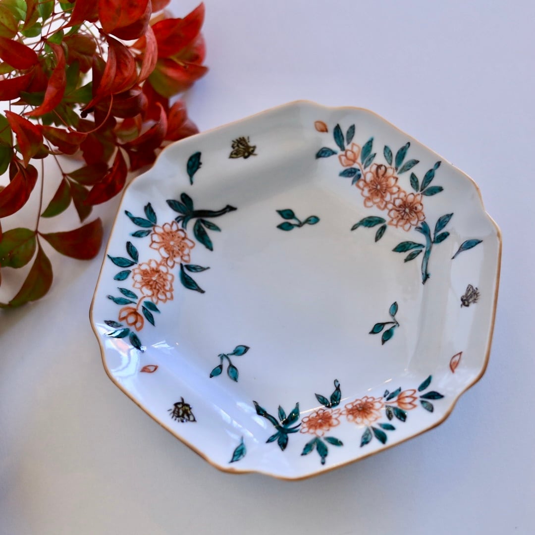 AS 山本 恭代 色絵隅入六角花枝蜂皿 | 芦屋貴兆陶家 online shop