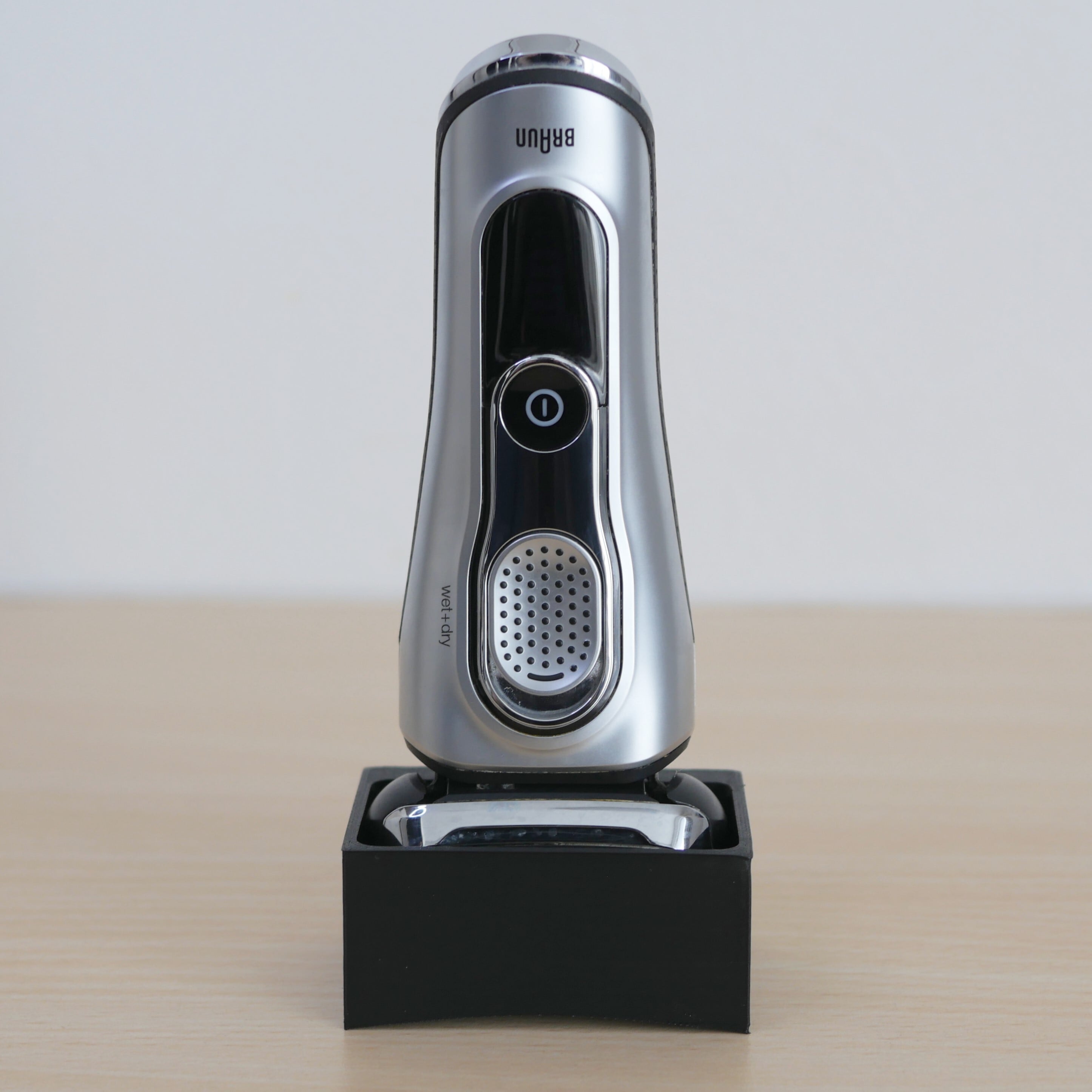 点で立つ シェーバースタンド（ブラウン シリーズ9 用） | かたちアイデア