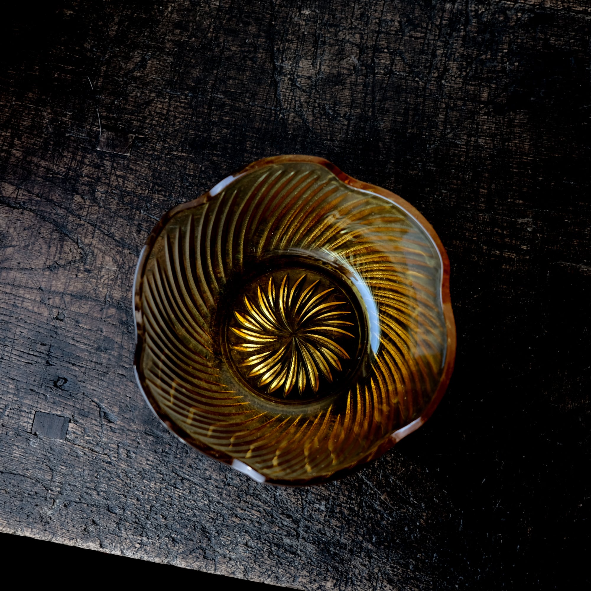 花形で可愛い◇温もりを感じる琥珀色。昭和期 アンバー硝子深皿 曇り