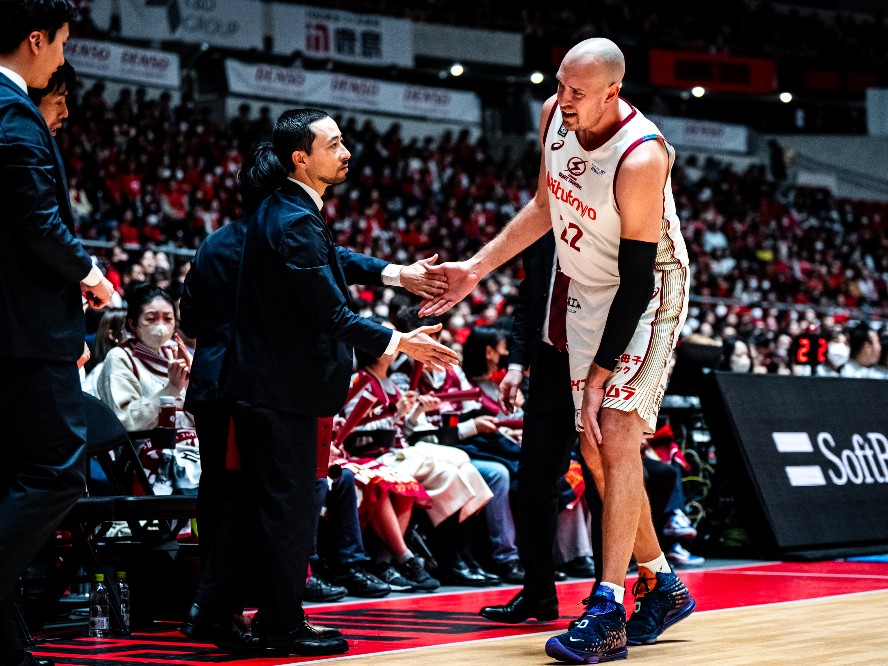 川崎ブレイブサンダースに衝撃、ニック・ファジーカスが全治未定の左膝