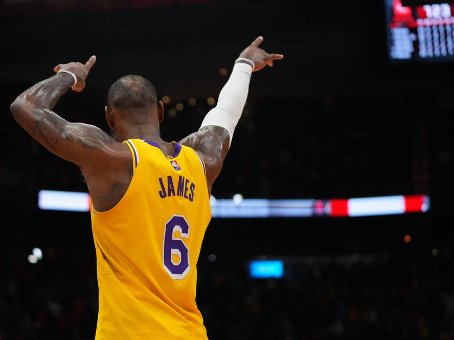 レイカーズの連敗を5で止めたレブロン・ジェームズ、センターでの先発