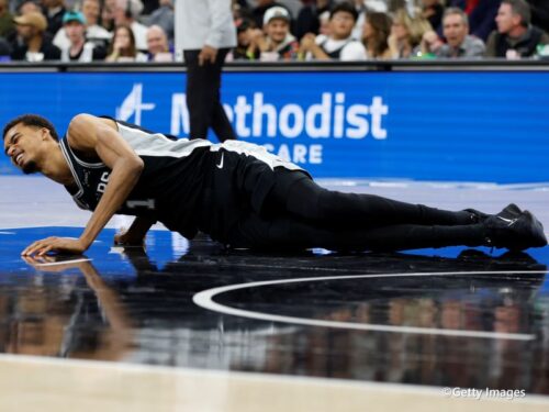 スパーズのウェンバンヤマがニックス戦で負傷退場…長期離脱級の大ケガ