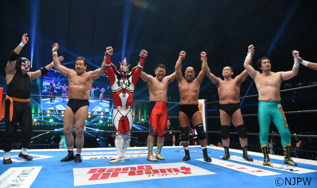 獣神サンダー・ライガーが小林邦昭やエル・サムライらに囲まれ引退試合