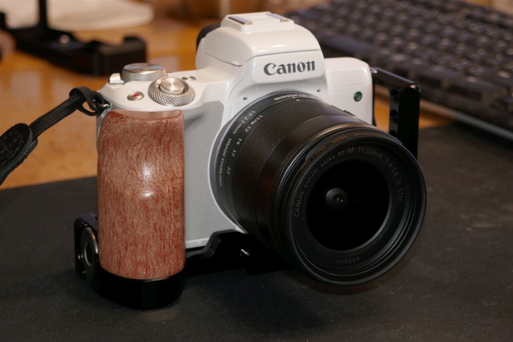 価格.com - 『木製グリップが大きくて良いです。』CANON EOS Kiss M EF