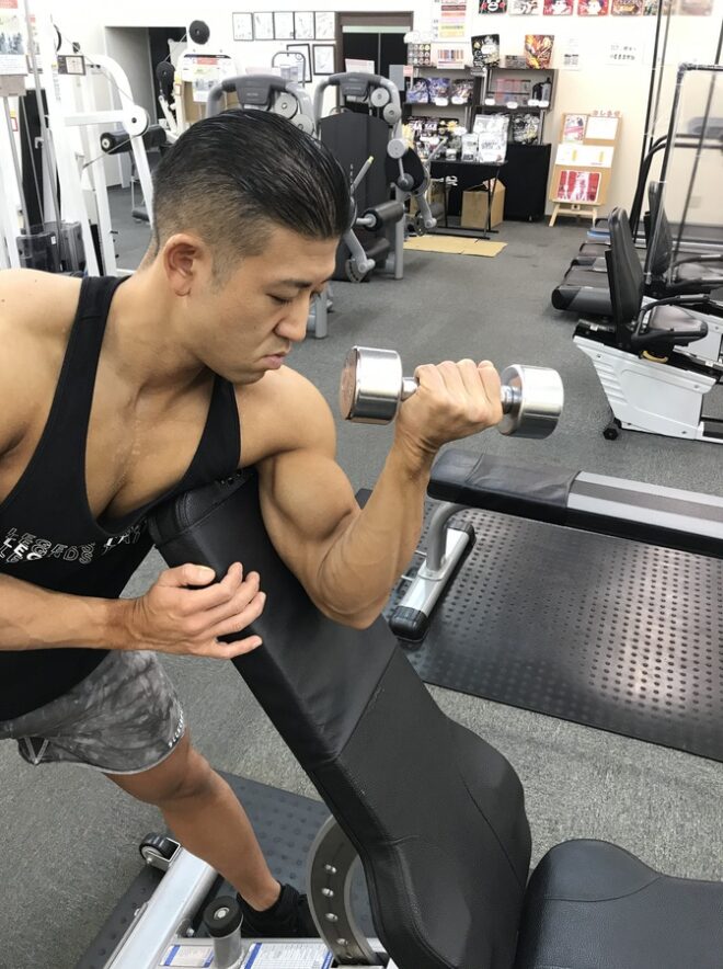 上腕二頭筋の最強種目？ダンベルプリーチャーカールのやり方 | 【公式