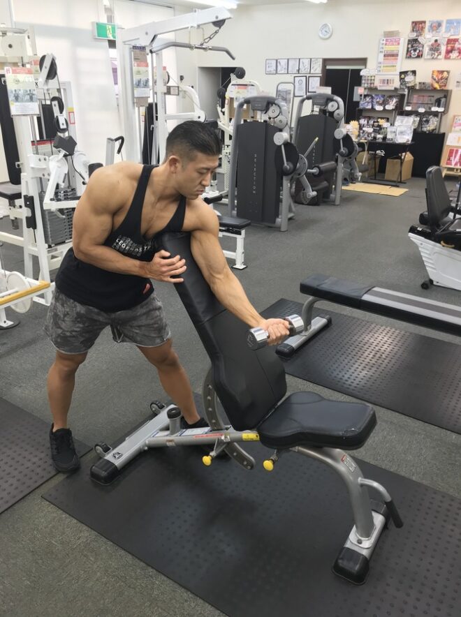 上腕二頭筋の最強種目？ダンベルプリーチャーカールのやり方 | 【公式