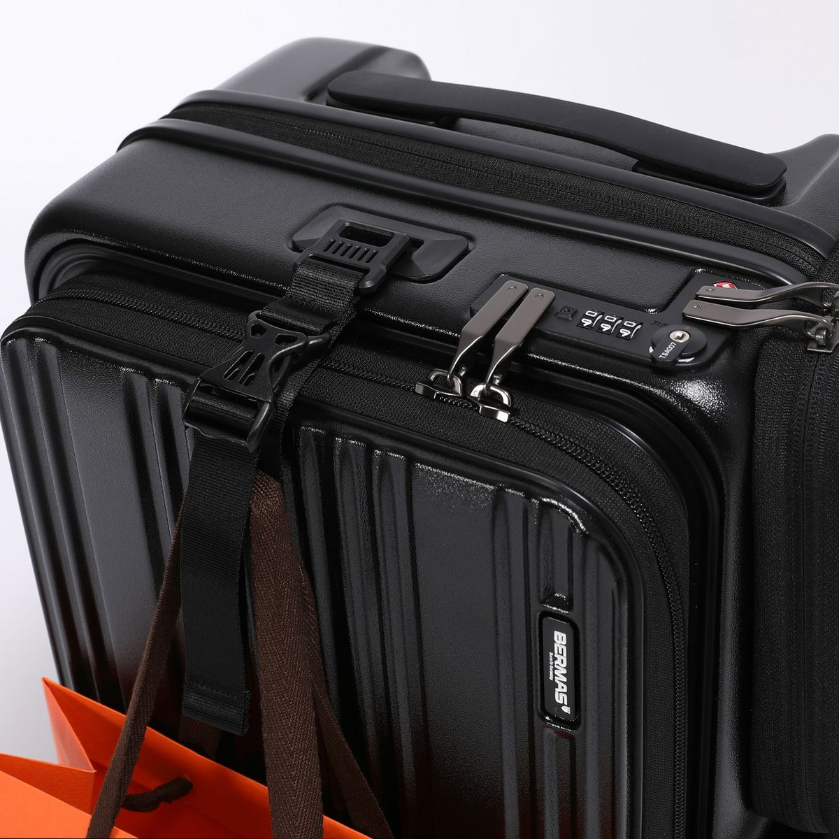 No.60526：サイドポケット付きフロントオープン 35L 48cm | BERMAS