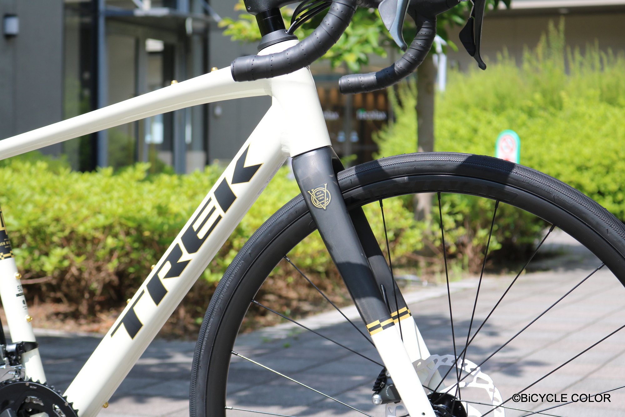 TREK DOMANE(ドマーネ) AL4 Gen4から、綺麗なEra White(エラホワイト