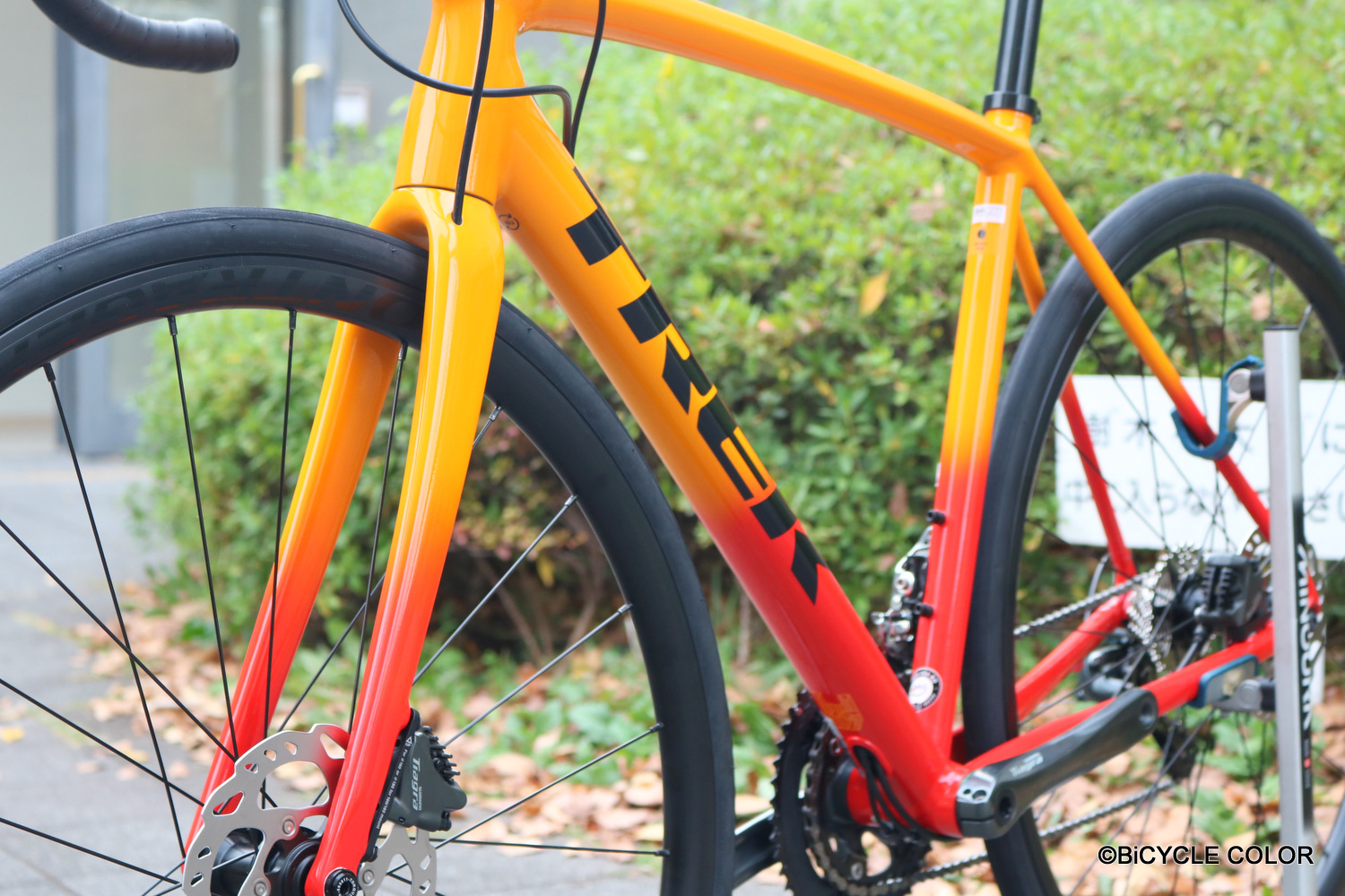 9月下旬入荷！】TREK EMONDA(エモンダ) ALR4 オレンジ フレームサイズ