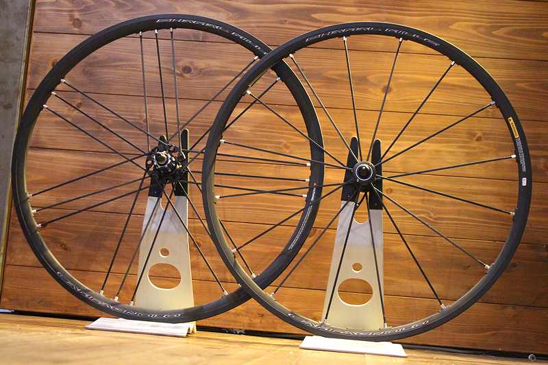 見た目はカーボンホイールなクリンチャー。カンパ SHAMAL MILLE