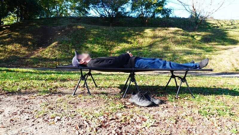 ブルックリン アウトドア カンパニーの2WAYコットは「ハリのある寝心地