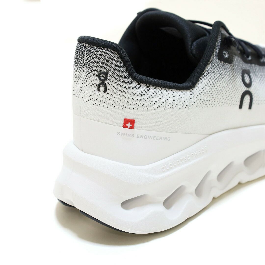 オン On/クラウドティルト Cloudtilt/スニーカー