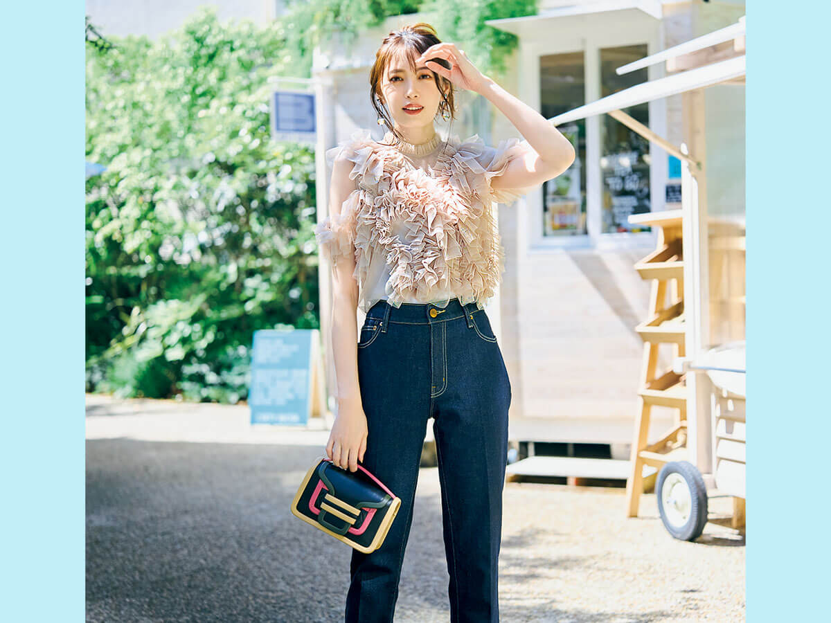 デニムコーデがカジュアルすぎる…？旬の甘めチュールトップスを合わせ