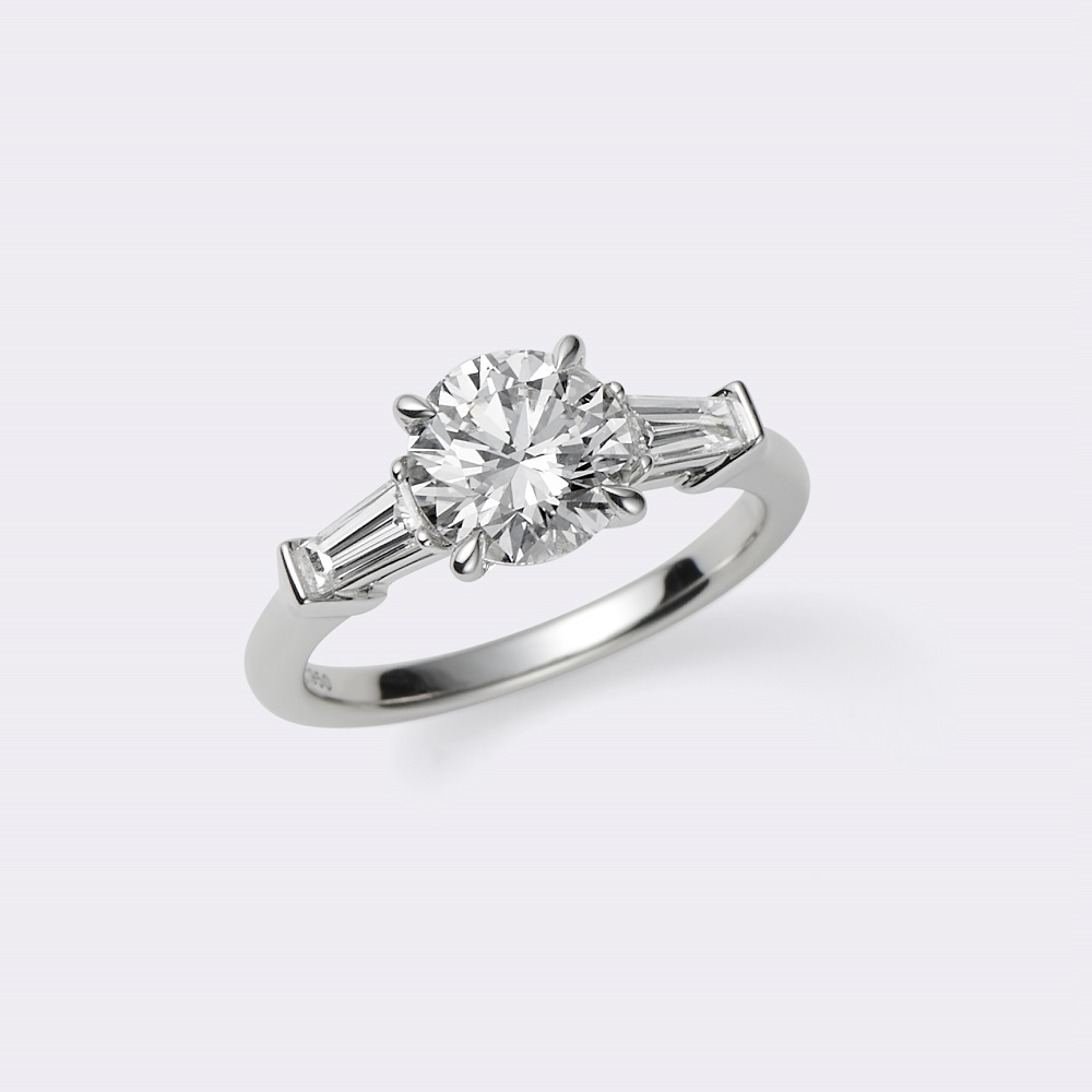1.5ct ラウンド×テーパーバケットダイヤモンドリング | ジュエリー