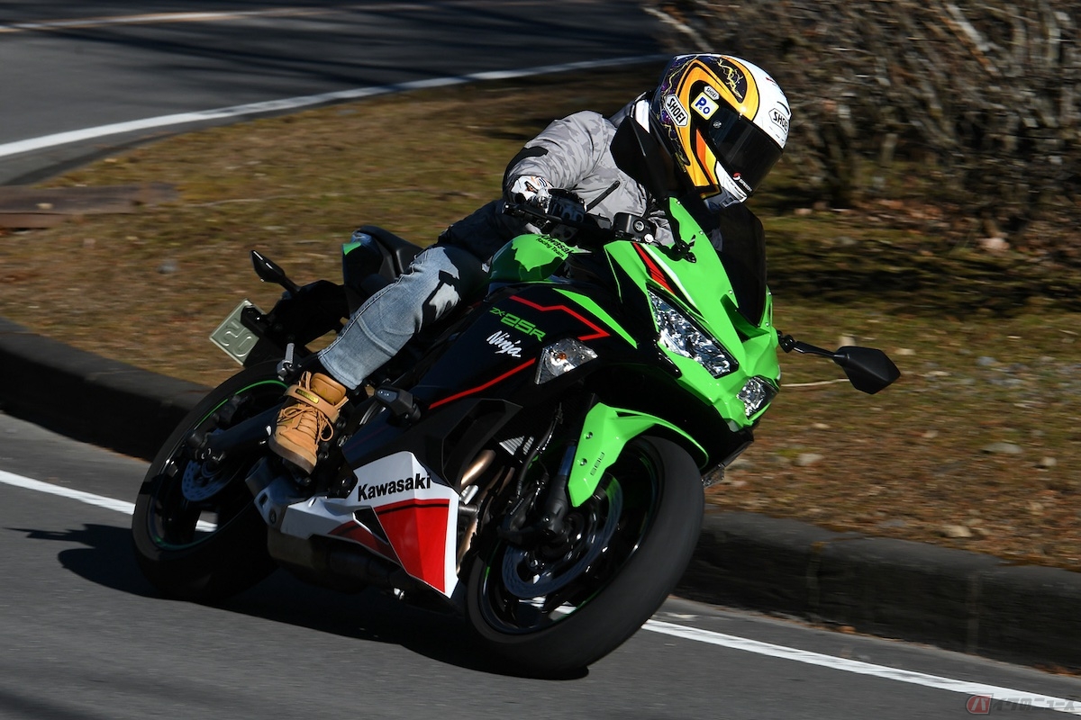 高回転型エンジンが楽しいカワサキ「Ninja ZX-25R」！レーシング