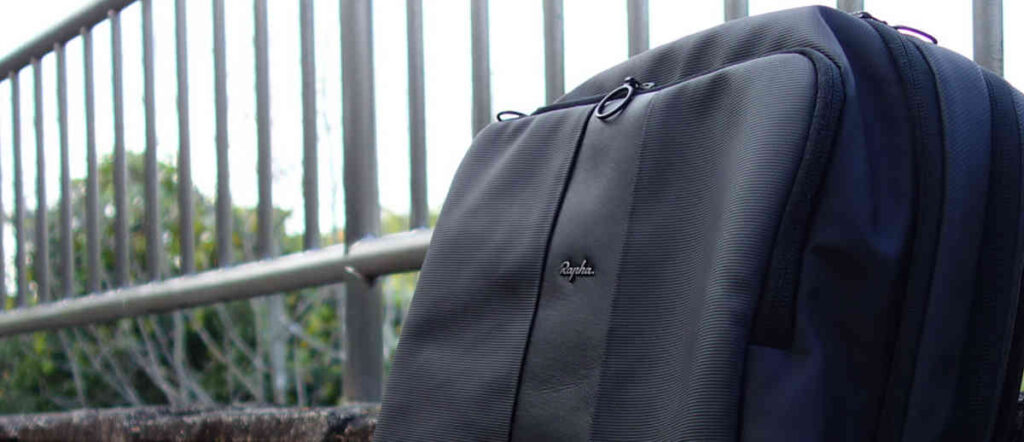 Raphaトラベルバックパックのレビュー。ファッションに合わせやすい