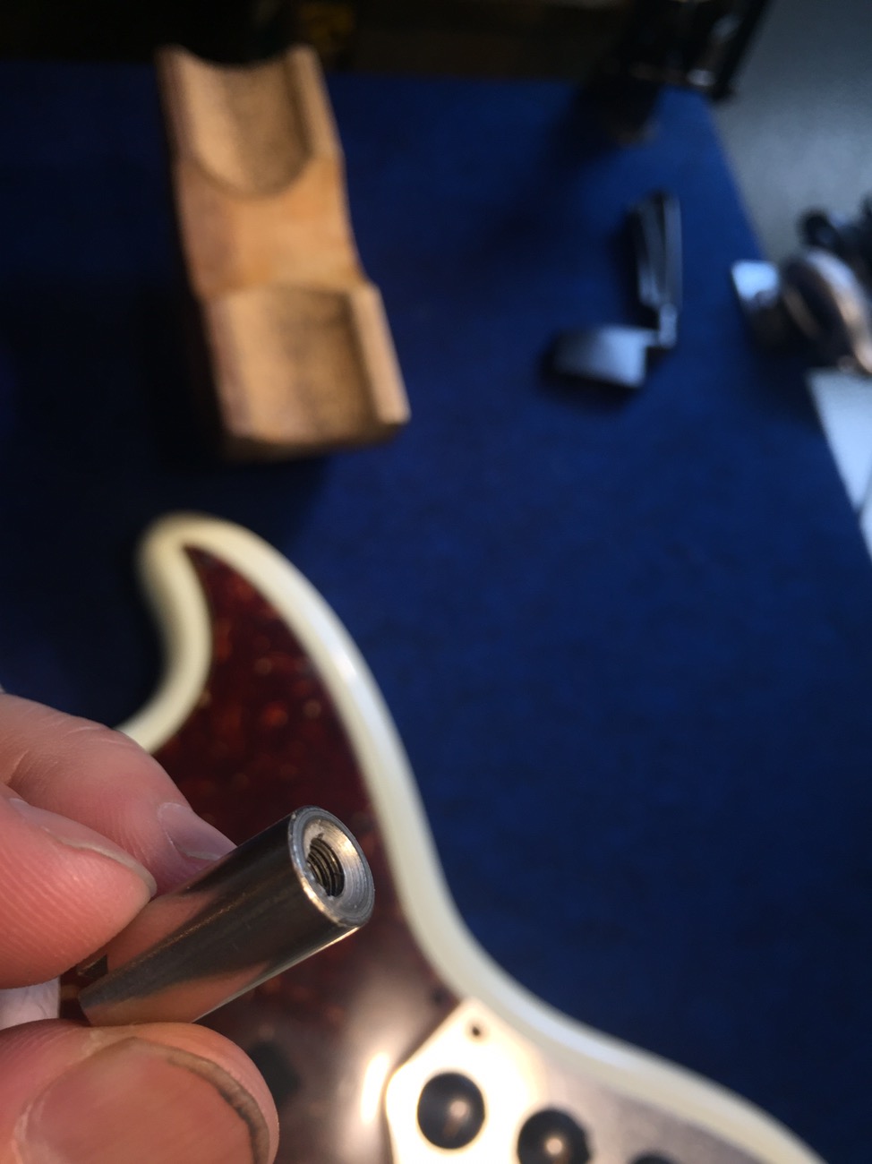 錆びたピックアップとめネジの交換【フェンダーJB64レリックの修理-1