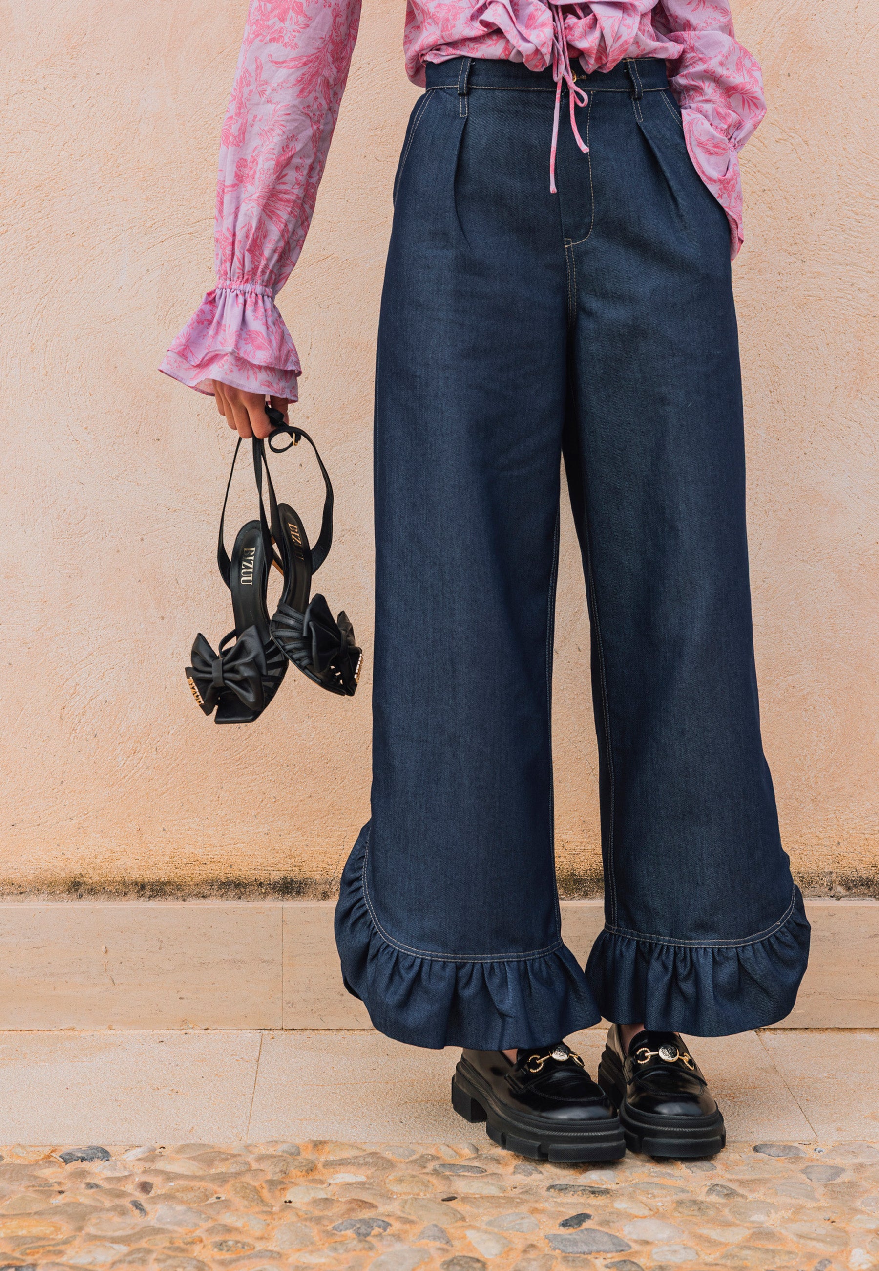 Denim pants with ruffle NELLA navy blue – Bizuu