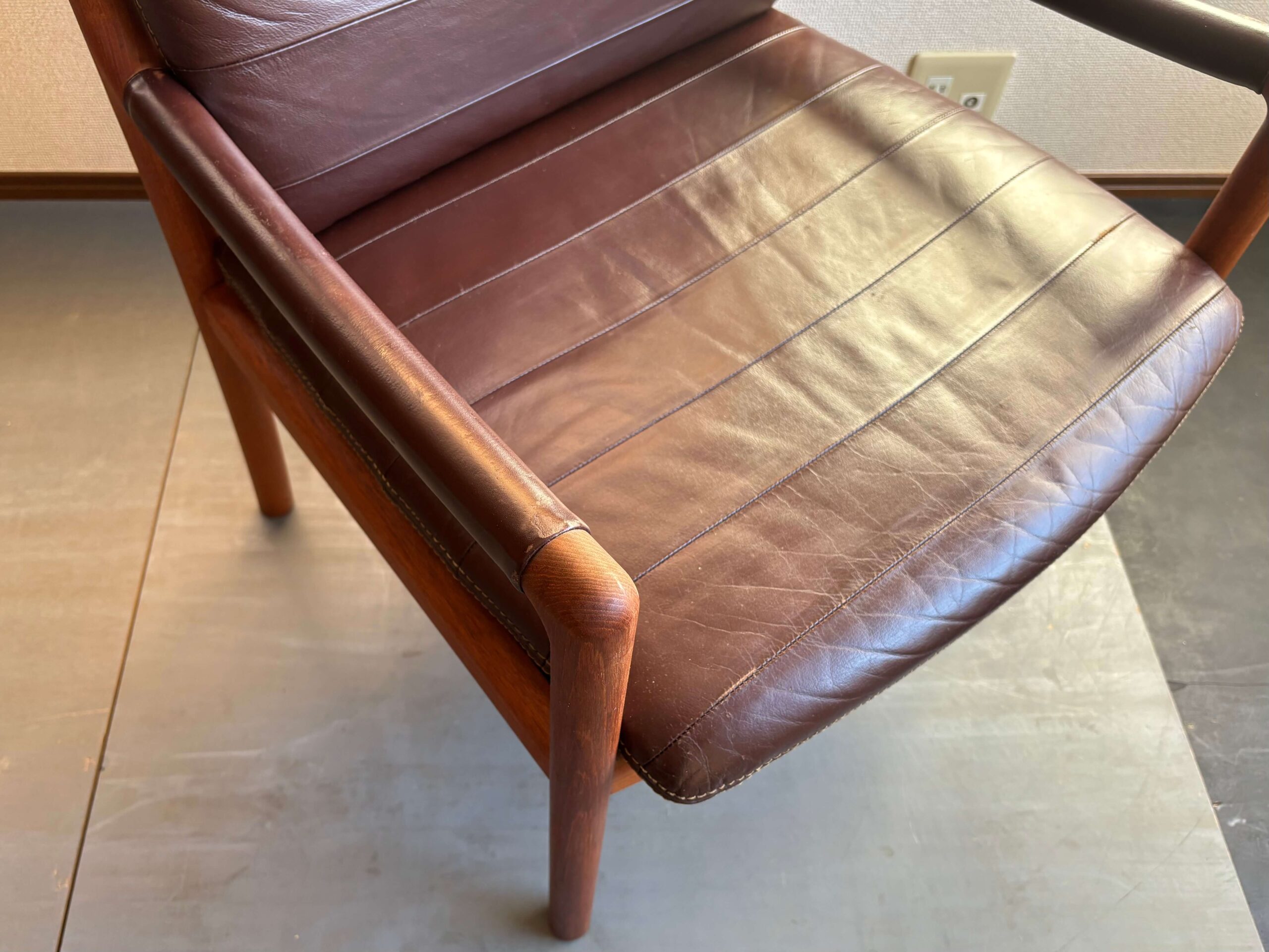 No.11089「日田工芸〈マキシム〉アームチェア：チーク×レザー」SOLD