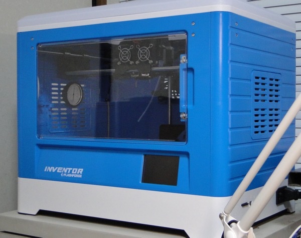 デュアルヘッドの3Dプリンター「FLASHFORGE Inventor」で多色印刷の