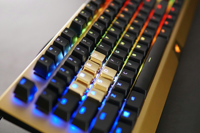 メカニカルキーボード『Razer BlackWidow X Chroma』のゴールドモデル