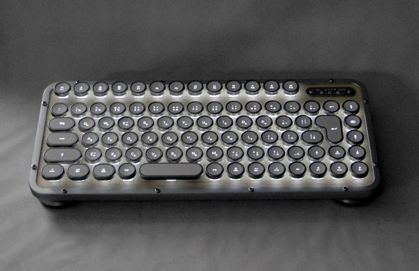 虜になるデザインと打感「AZIO Retro Classic Keyboard」ファースト