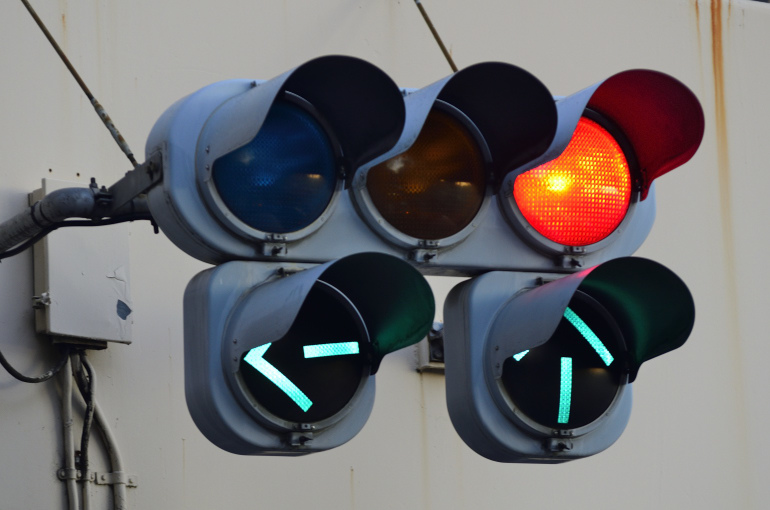 小糸工業】絶妙な斜め矢印(おまけ付)【群馬県前橋市・本町二丁目五叉路