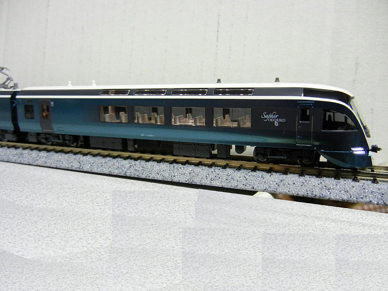 KATO製E261系サフィール踊り子8両セットに室内灯を装備しました