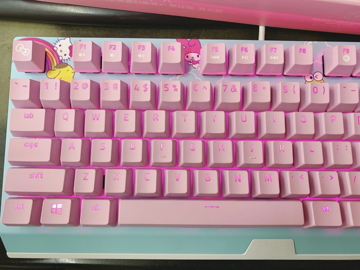 Razer 『Razer BlackWidow X Tenkeyless (Sanrio)』 画像など