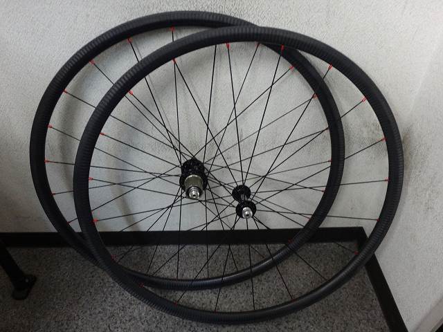 LWCの25mm高カーボンチューブラーリムでホイールを組みました