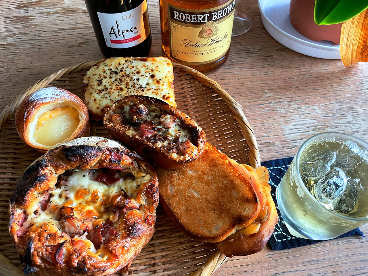 休日の神戸の朝は、パンと赤ワインと・・・ウヰスキーのソーダ割 パン