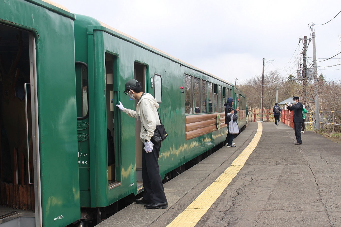 釧網本線全通90周年記念HM・サボを掲出した「くしろ湿原ノロッコ号