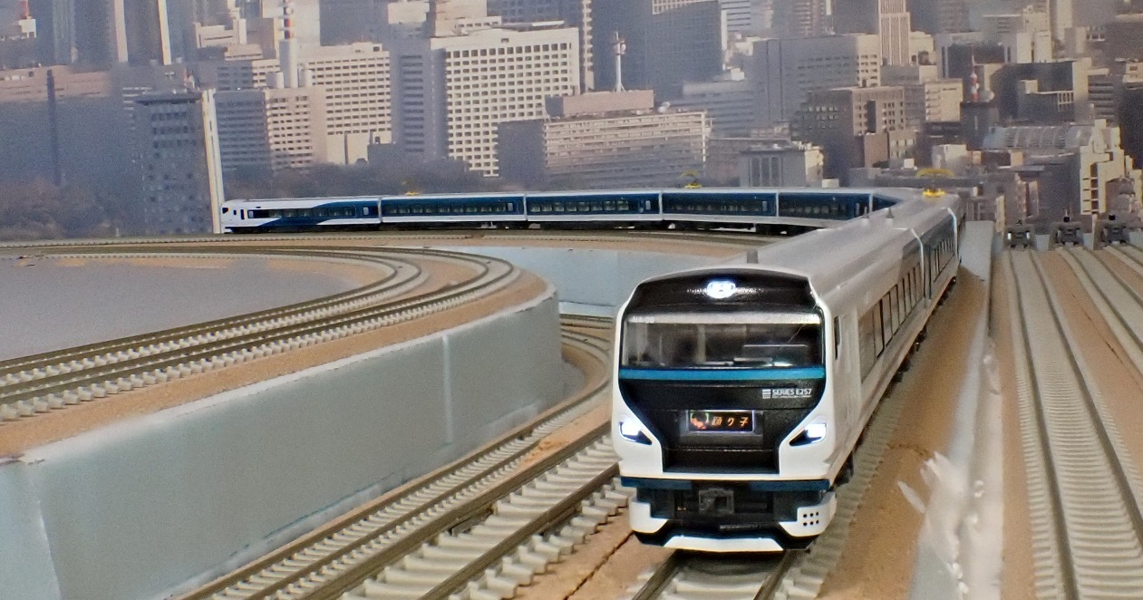 KATO E257系2000番台 踊り子9両セット 入線 | 川崎駅 レイアウト製作日誌