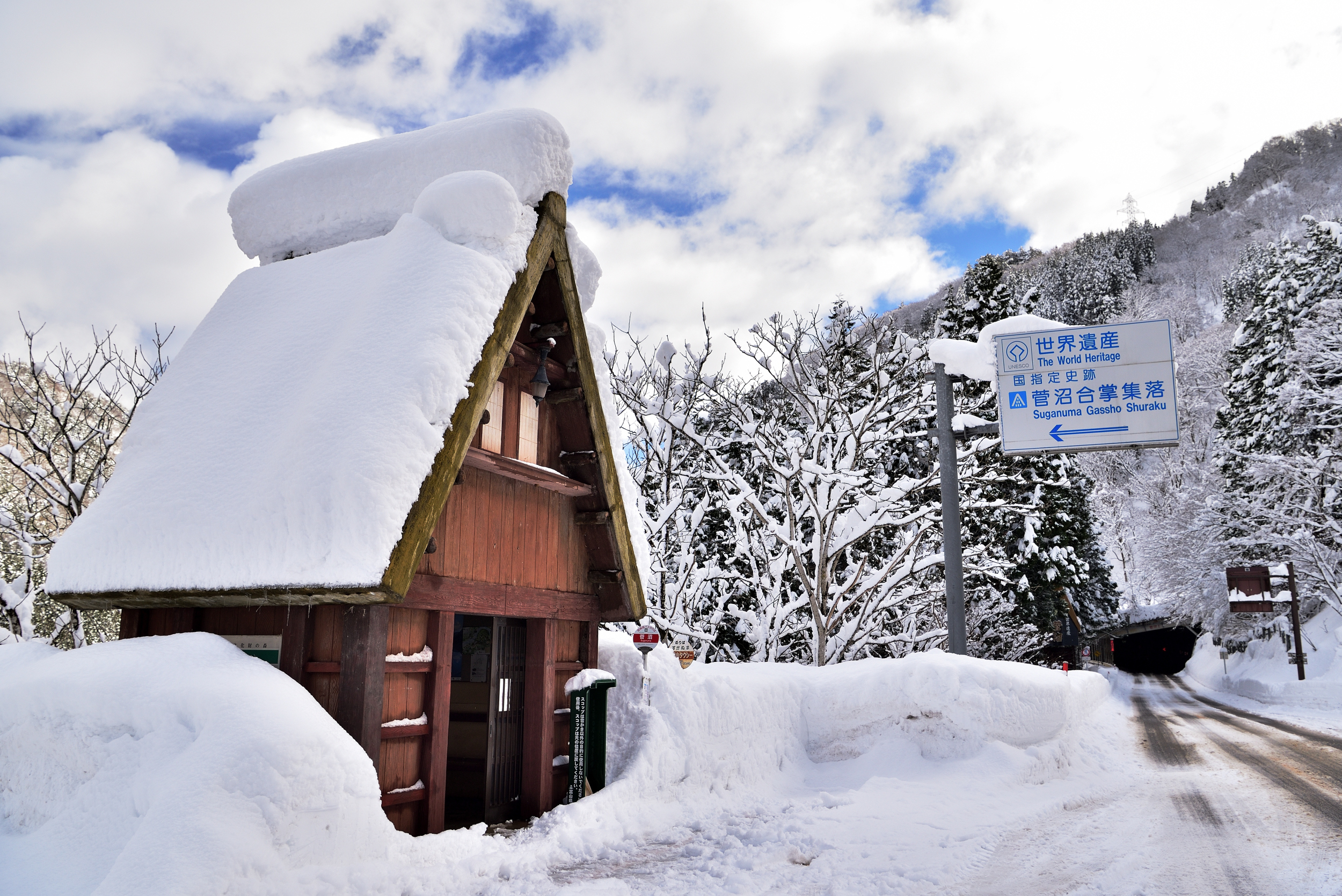 冬の合間に広がる奇跡の蒼空の中で暮らすのは、大雪で覆われた五箇山で