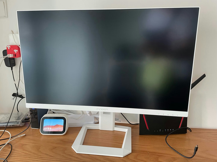 INNOCN、白い筐体の廉価版となる384分割Mini LED採用の27インチ IPS 4K