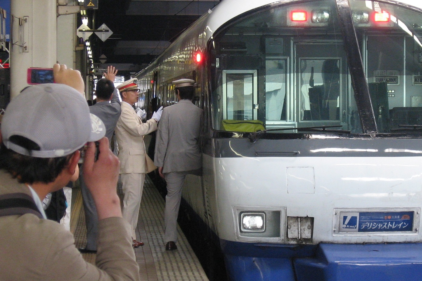 JR北海道】夏服から礼服へ 駅長・助役の白い制服 - タタールのくにびき